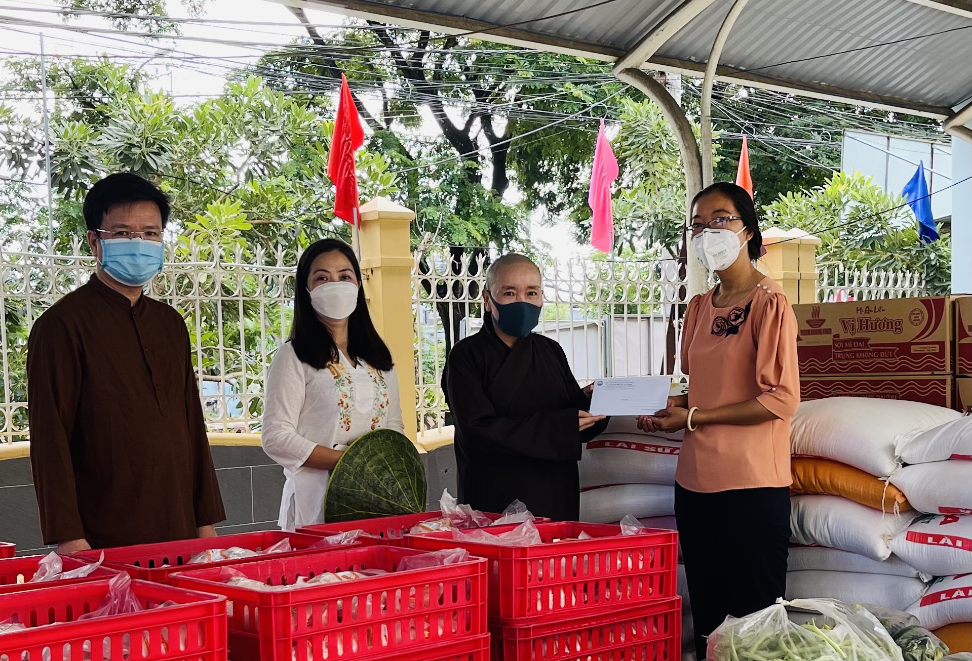 TP.HCM: Học viện Phật giáo Việt Nam và Nhóm từ thiện Sen Vàng tiếp tục trao quà hỗ trợ người dân khó khăn mùa dịch