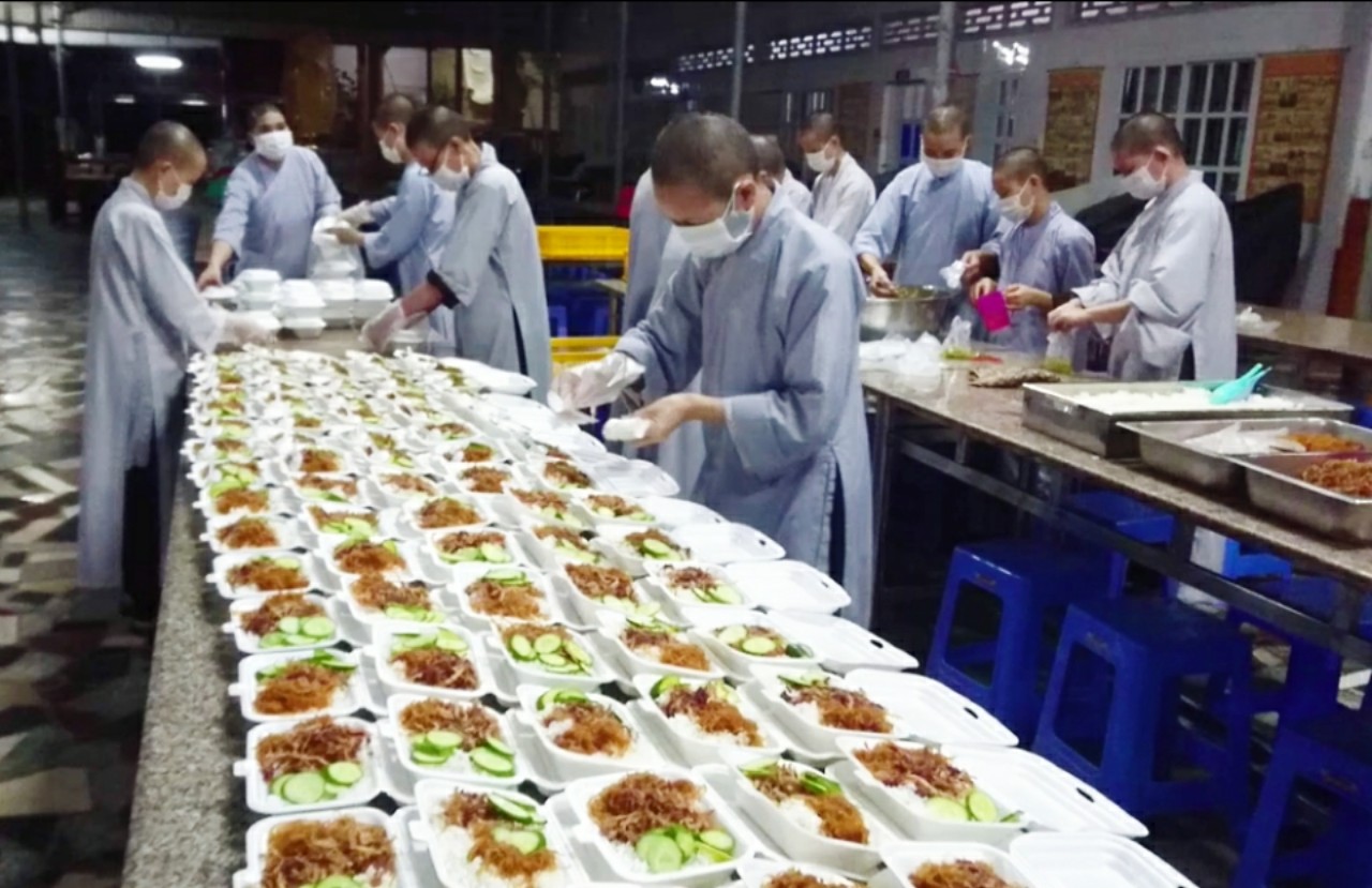 Đồng Tháp: Chùa Hưng Thiền hỗ trợ xuất ăn cho bệnh nhân và cán bộ khu cách ly chốt kiểm dịch COVID-19