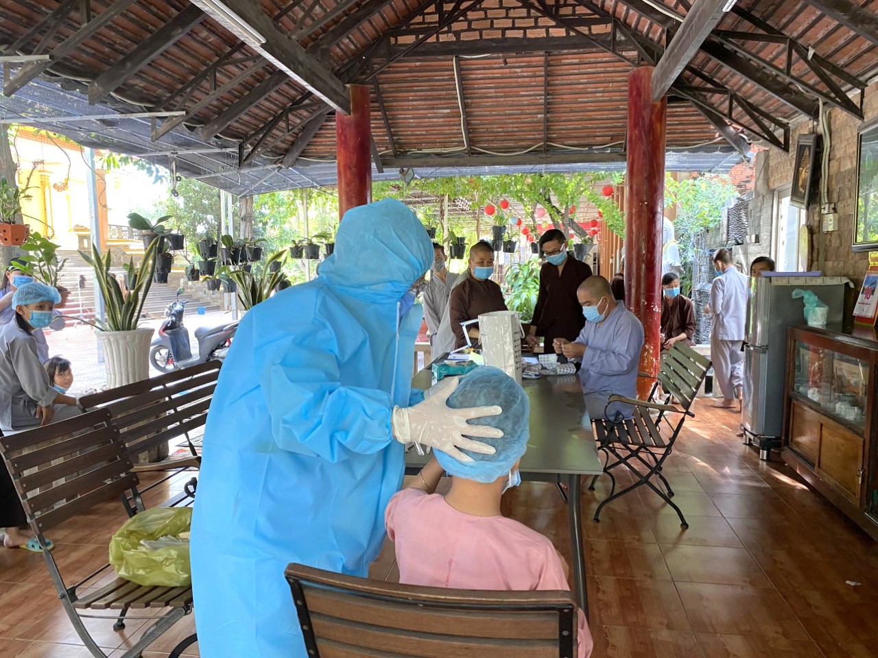 Bình Dương: Chư Ni trường hạ chùa Bồ Đề Đạo Tràng và quý Phật tử lấy mẫu xét nghiệm tầm soát chủ động COVID-19