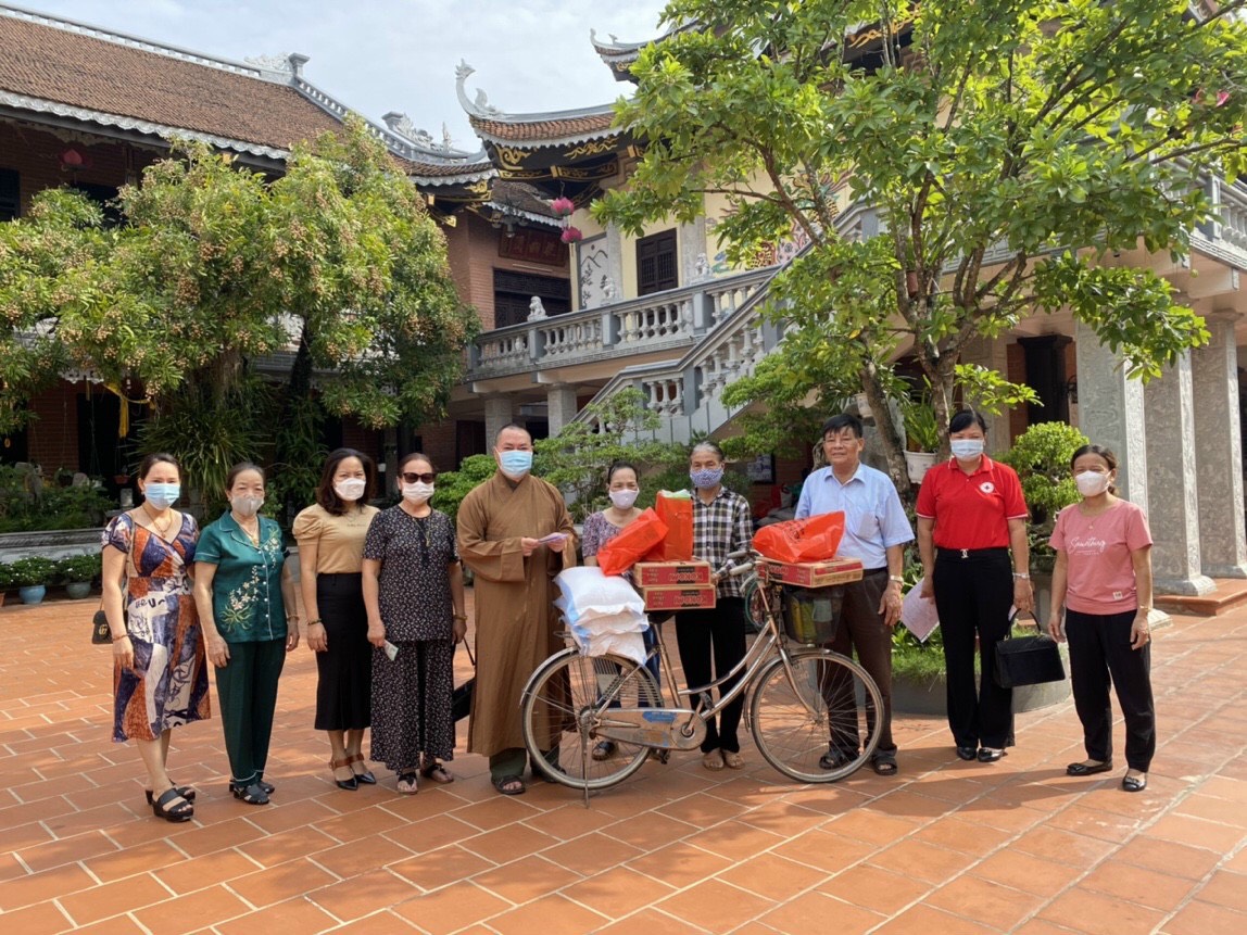 Nam Định: Hội thiện nguyện chùa Vọng Cung trao quà từ thiện hàng tháng cho người nghèo