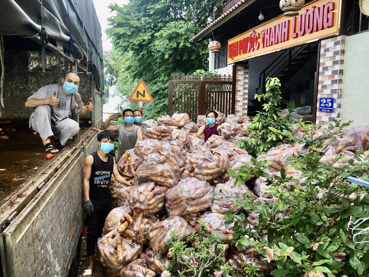TP.HCM: Tạp chí VHPG và PSO cùng Hội thiện nguyện Trái Tim Từ Bi trao tặng 20 tấn nông sản cho người dân vùng dịch