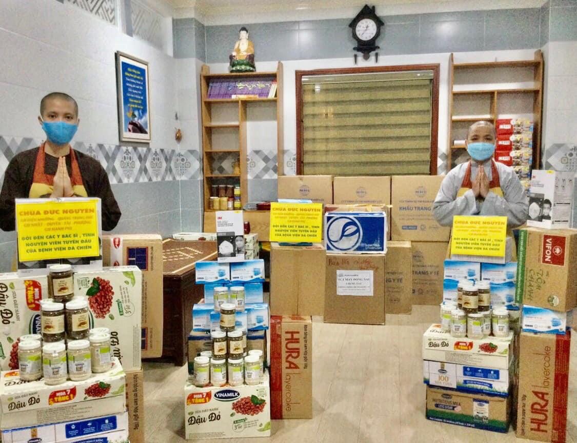 TP.HCM: Chùa Đức Nguyên tặng quà cho nhóm TNV PG Bệnh viện dã chiến Thu Dung số 12