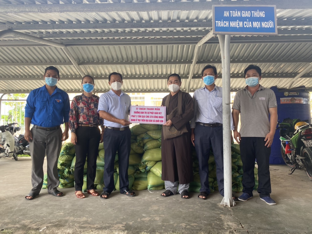 Bến Tre: Chùa Linh Phước hỗ trợ 378 suất gạo cho công nhân lao động khó khăn, ảnh hưởng Covid-19