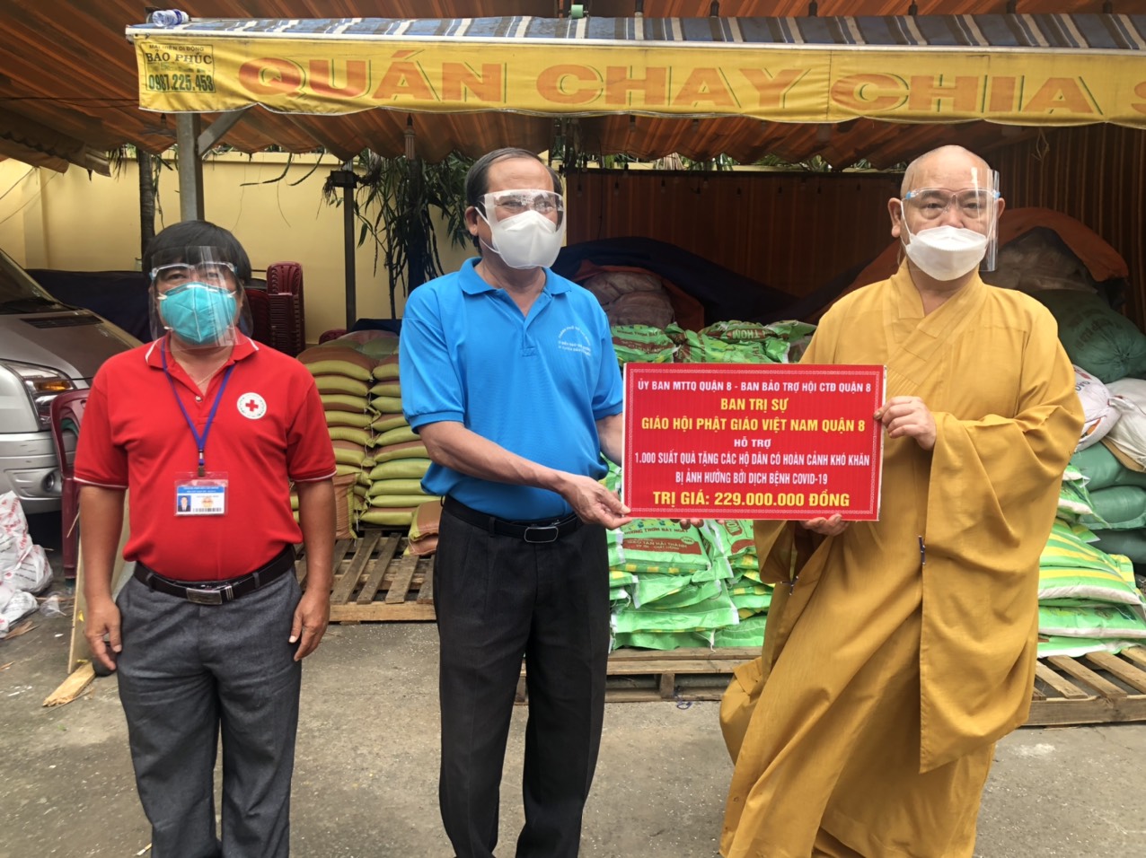 TP. HCM: Phật giáo quận 8 tiếp tục hỗ trợ 1000 phần quà cho bà con trên địa bàn