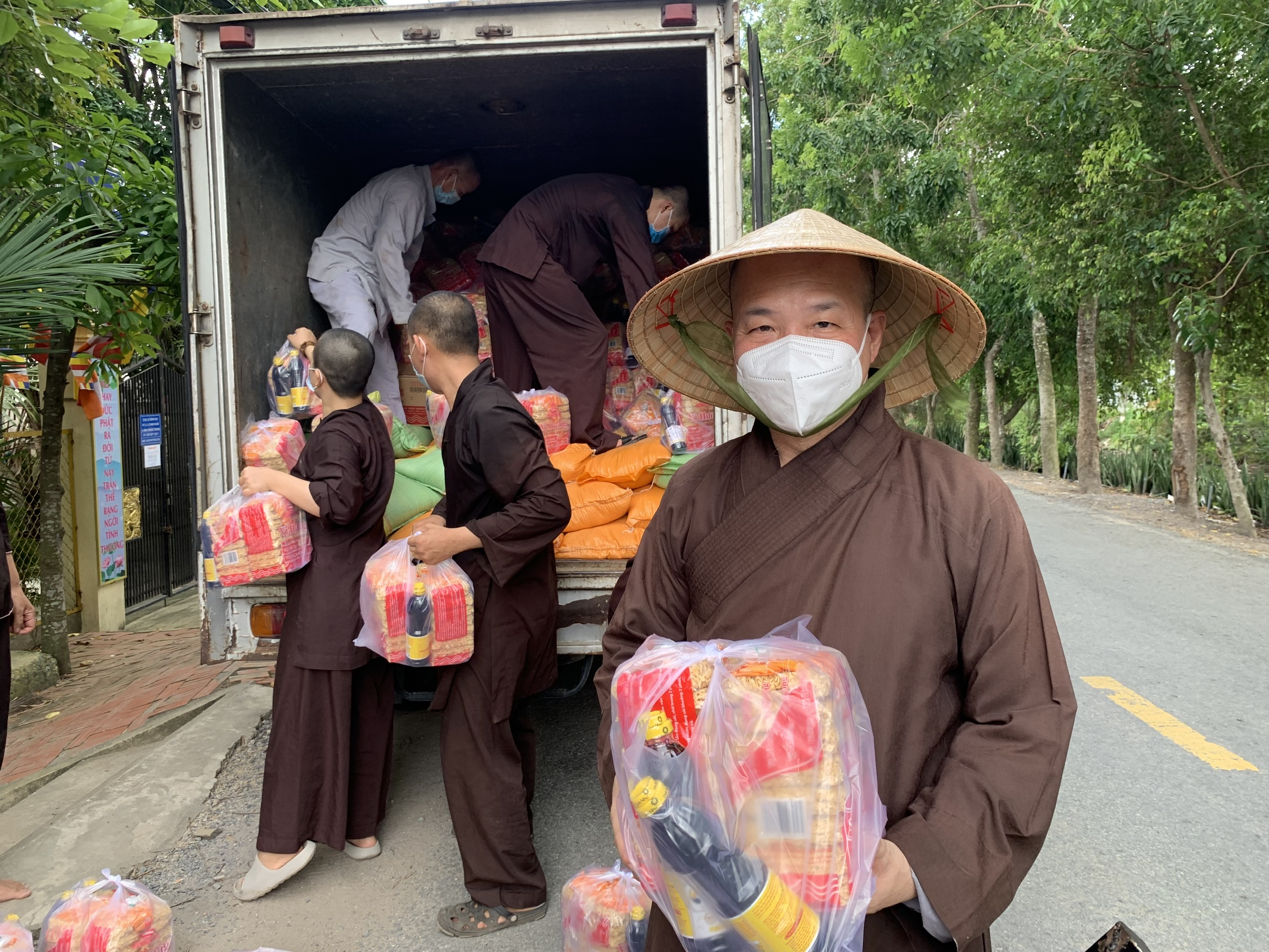 TP.HCM: Trao tặng 472 suất quà đến bà con khó khăn tại ấp 4, xã Lê Minh Xuân chịu ảnh hưởng mùa dịch SAR-CoV-2