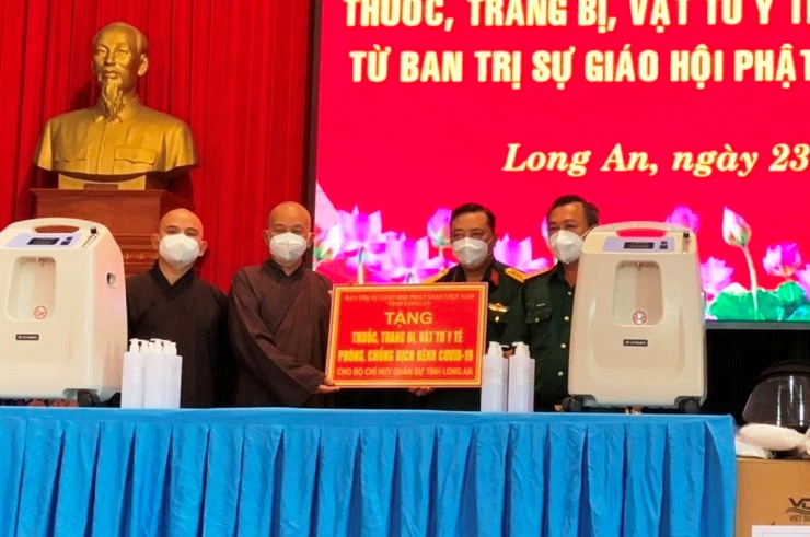 Long An: Ban Trị sự GHPGVN tỉnh tặng quà phòng, chống dịch COVID-19 đến Bộ Chỉ huy Quân sự tỉnh