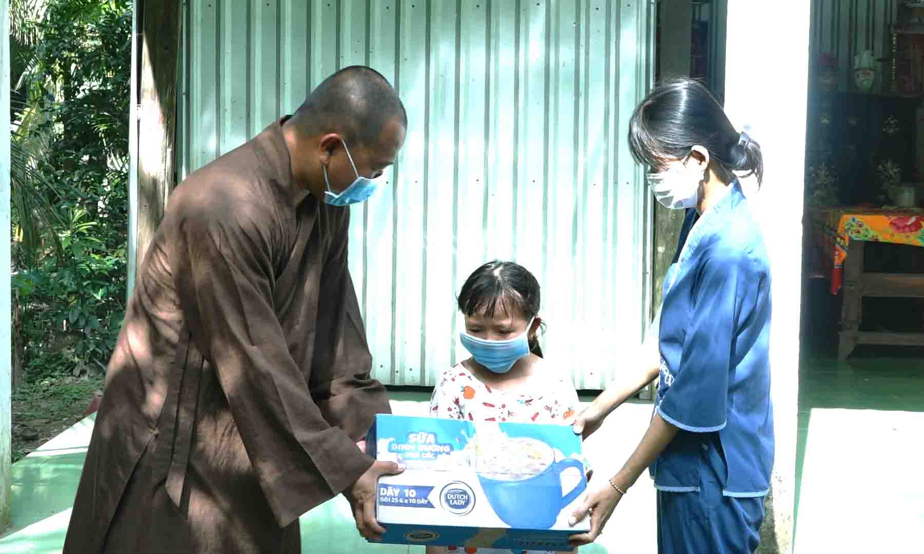 Trà Vinh: Chùa Long Bửu khởi động chương trình “Giọt sữa Từ bi” hỗ trợ trẻ em trong khu phong tỏa, cách ly huyện Trà Cú
