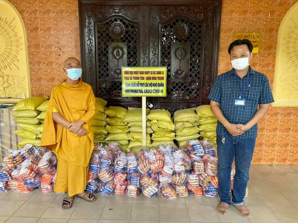 TP.HCM: Tịnh xá Trung Tâm tiếp tục hỗ trợ hơn 600 phần quà cho bà con trong đại dịch COVID-19