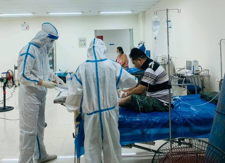 Viết giữa những vội vàng trong bệnh viện dã chiến Covid-19