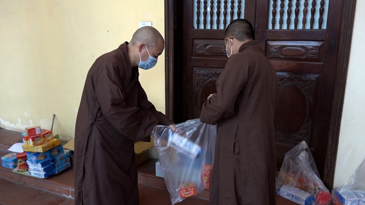 Hà Nội: Chùa Bằng hỗ trợ người dân trong đại dịch thông qua nền tảng Zalo connect