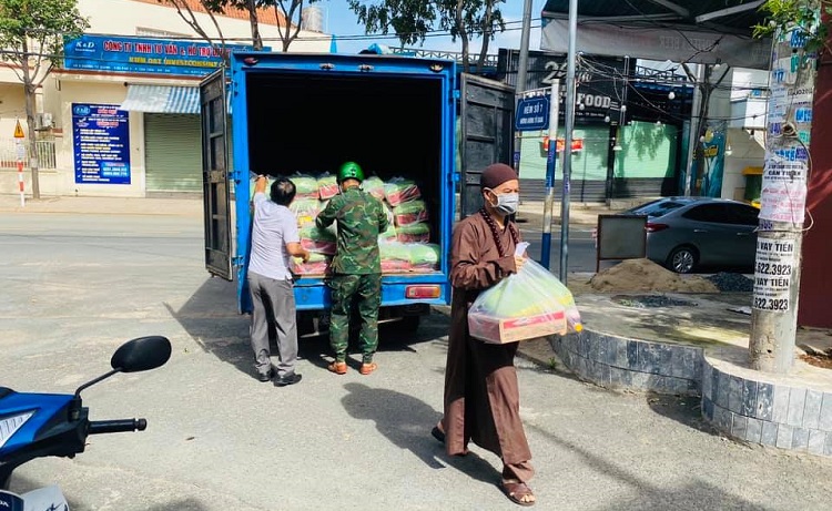 Đồng Nai: Chùa Phúc Lâm- TP.Biên Hòa trao 1200 phần nhu yếu phẩm đến các hộ ở trọ