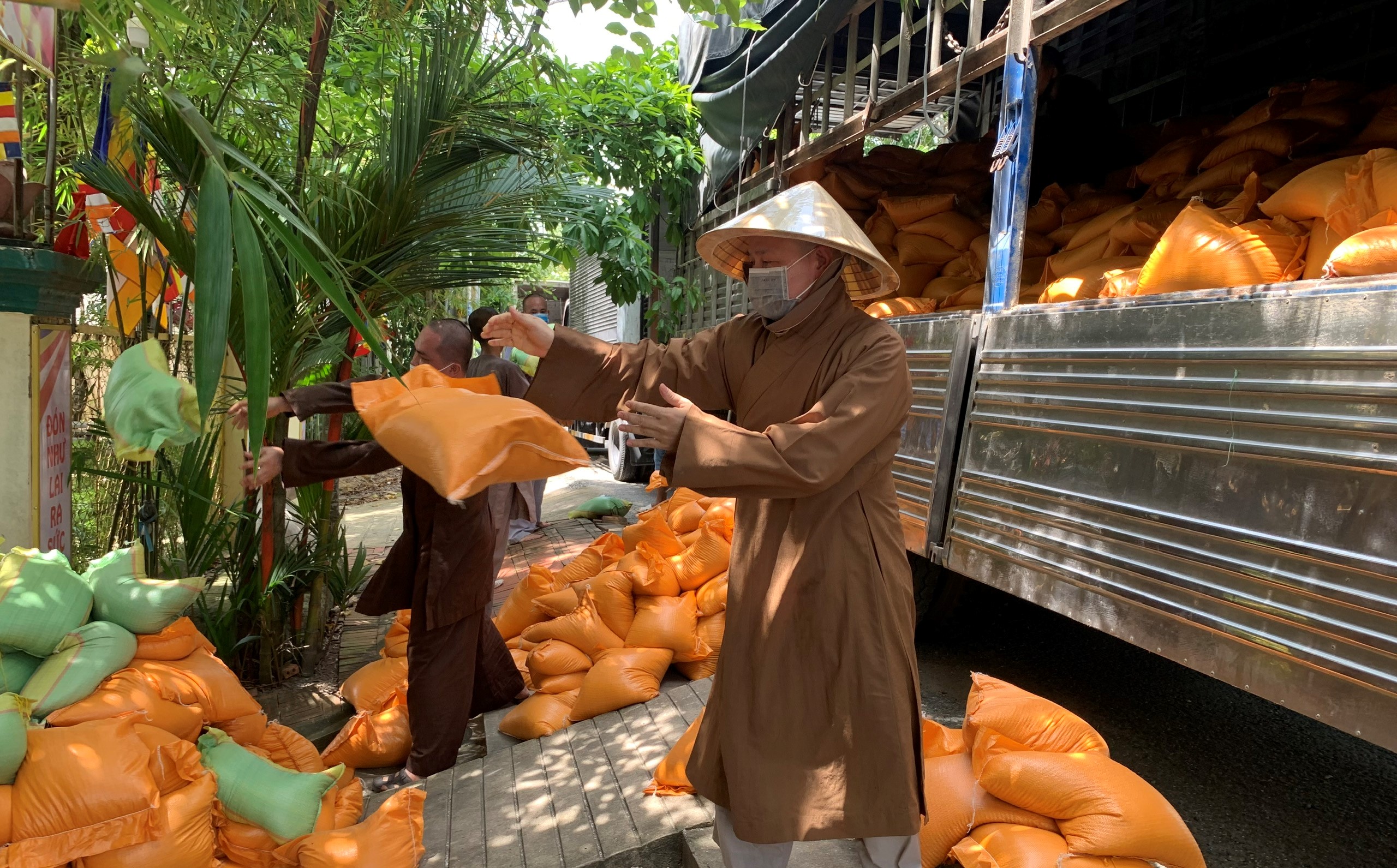TP. HCM: Chùa Pháp Tạng tiếp tục hỗ trợ 6 tấn gạo và bánh cho huyện Đức Hòa và Đức Huệ, tỉnh Long An