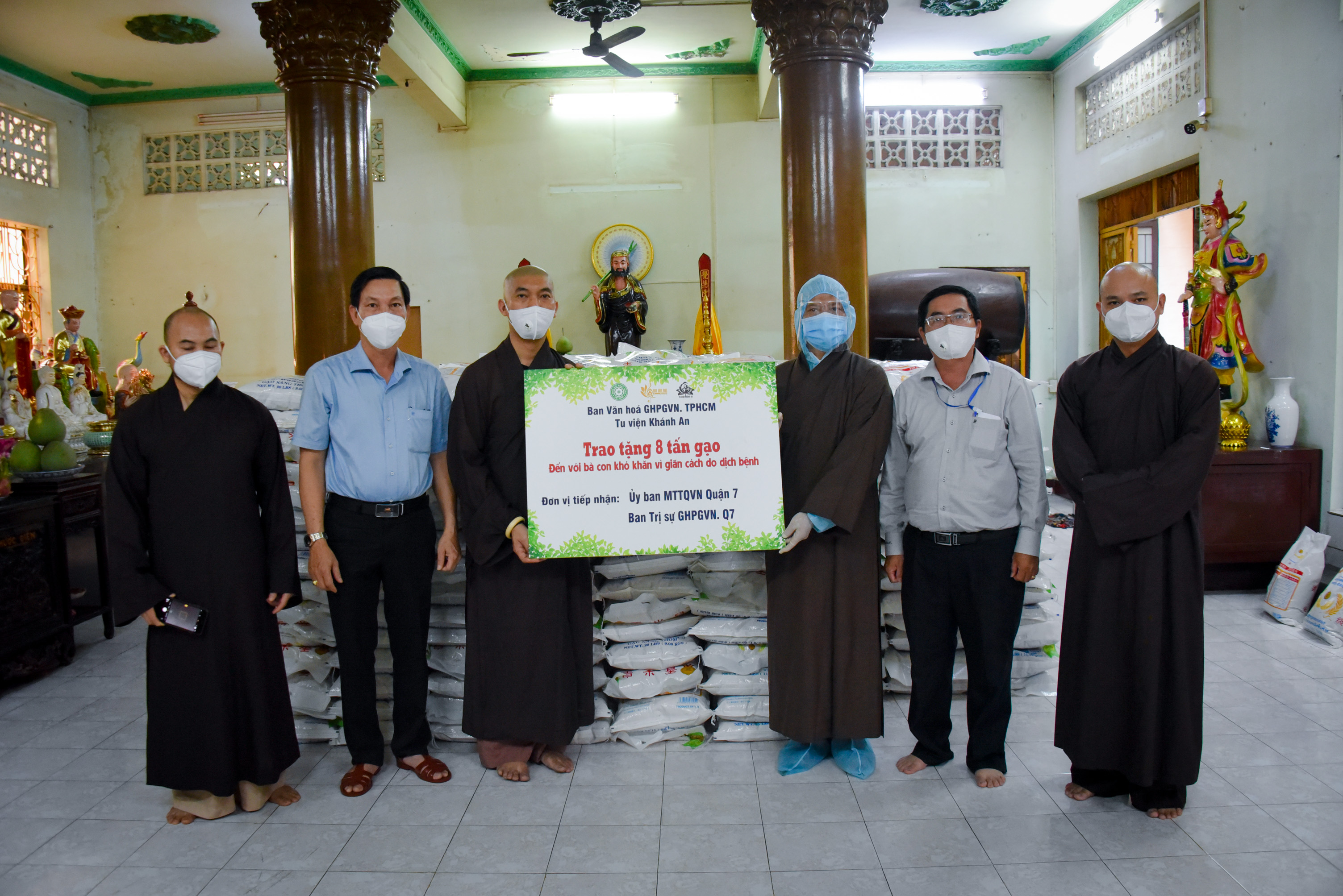TP.HCM: Ban Văn hóa PG thành phố và Tu viện Khánh An tặng quà cho bà con quận 7, huyện Nhà Bè và huyện Cần Giờ