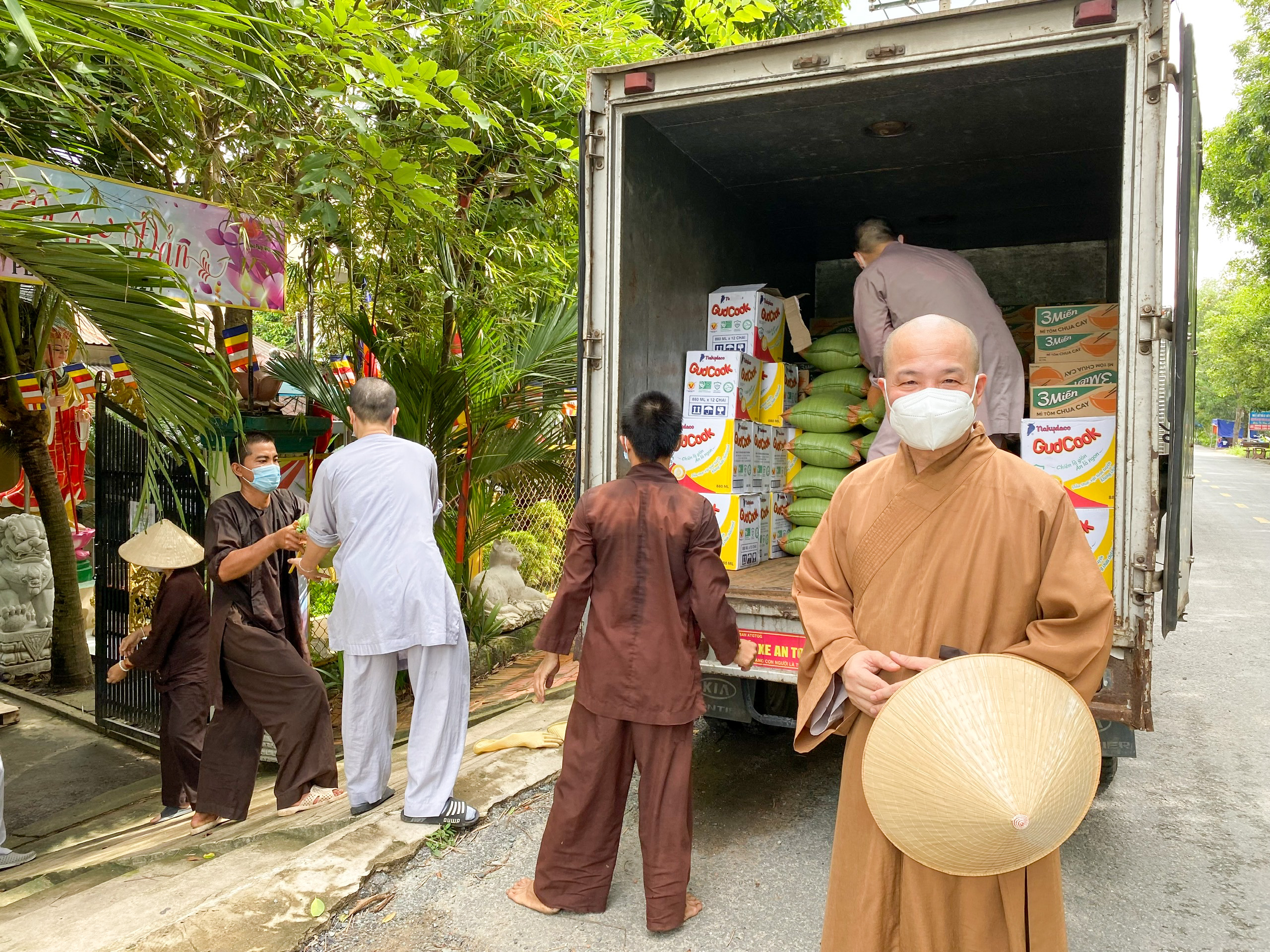 TP. HCM: Chùa Pháp Tạng trao tặng 8,5 tấn gạo nghĩa tình cùng nhu yếu phẩm cho bà con khó khăn xã Lê Minh Xuân, huyện Bình Chánh