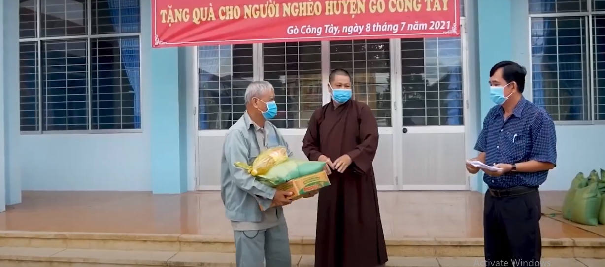 [Video] Tiền Giang: Chùa Linh Sơn và chùa Kiều Đàm tặng quà cho người dân khó khăn trong dịch COVID-19