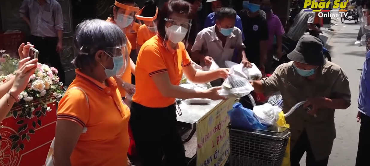 [Video] Nhà hàng chay Giác Ngộ tặng hơn 2.500 suất cơm chay mỗi ngày cho các khu cách ly
