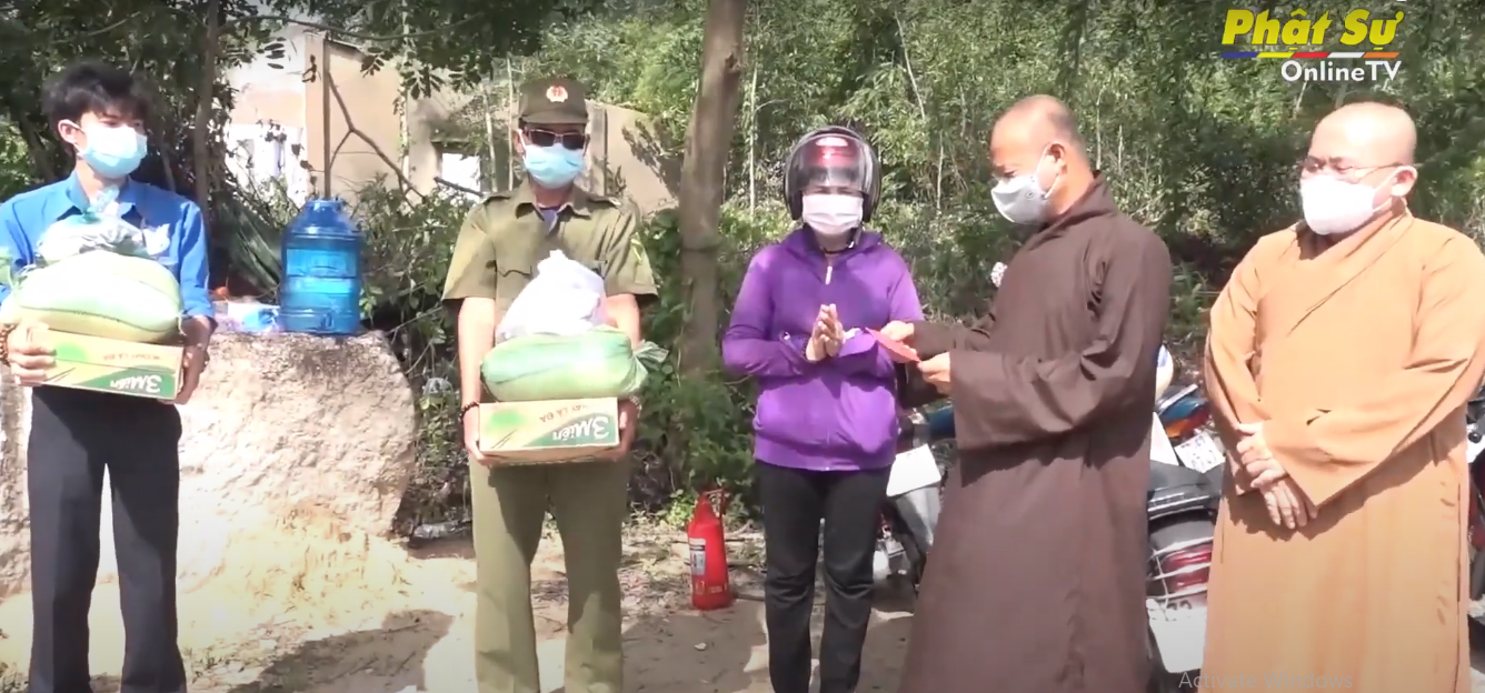 [Video] Ban TT-TT Phật giáo tỉnh BR-VT và chùa Hương Hải tặng quà hỗ trợ bà con bị ảnh hưởng dịch COVID-19