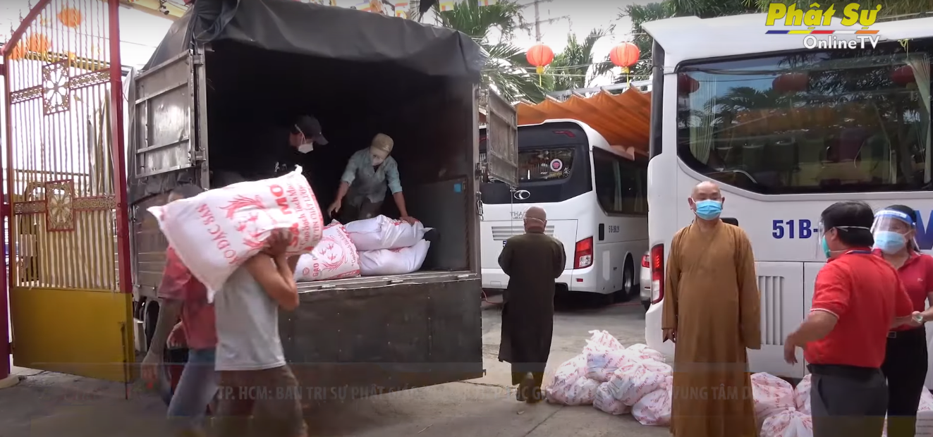 [Video] TP. HCM: Ban Trị sự Phật giáo quận 8 tiếp tục giúp sức người dân vùng tâm dịch