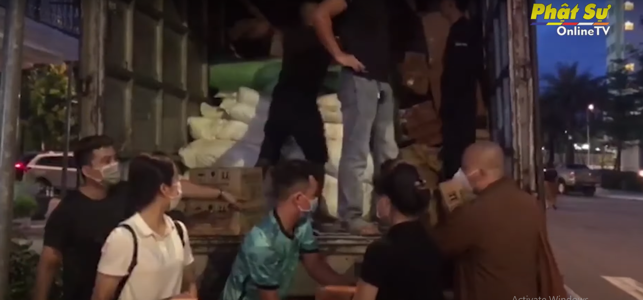 [Video] TP.HCM: Ban Từ thiện Phật giáo quận 12 hỗ trợ 3.000 phần quà trong đại dịch COVID-19