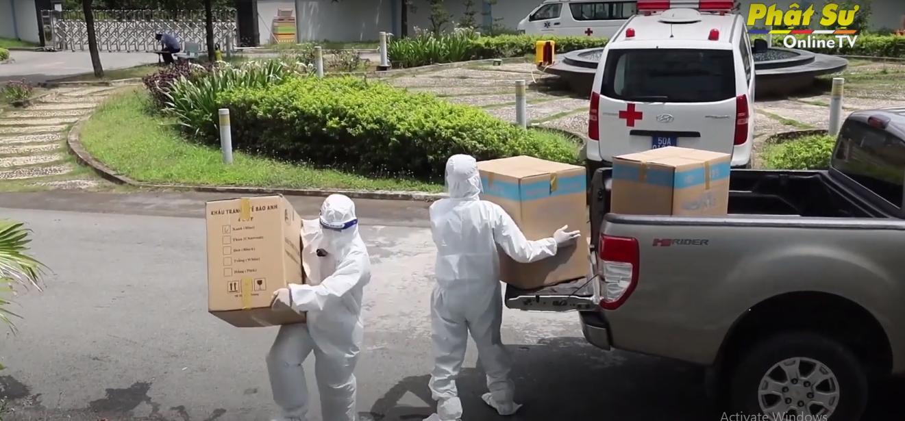 [Video] Phật giáo huyện Bình Chánh hỗ trợ người lao động và trao thiết bị y tế cho lực lượng tuyến đầu chống dịch