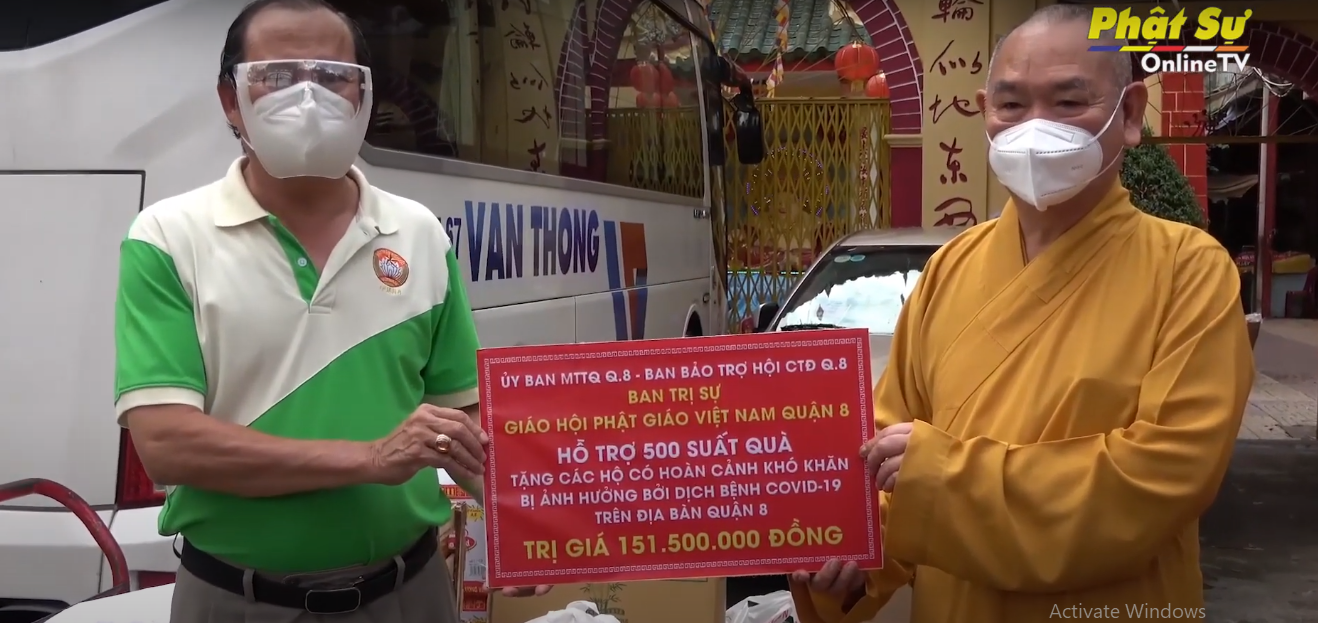 [Video] TP.HCM: Phật giáo quận 8 tiếp tục trao 500 phần quà đến bà con khó khăn do dịch COVID-19