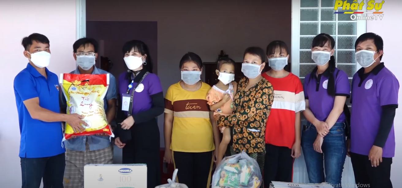 [Video] Trà Vinh: Nhóm “Từ Bi Giác Ngộ” và nhóm thiện nguyện Càng Long bàn giao nhà và tặng quà mùa Vu Lan