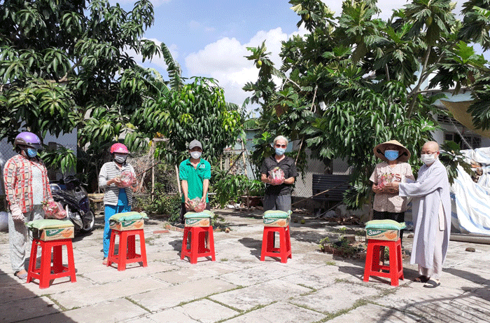 Tiền Giang: Chùa Linh Thứu 3 tiếp tục tặng 100 phần quà cho bà con nghèo trong mùa dịch Covid