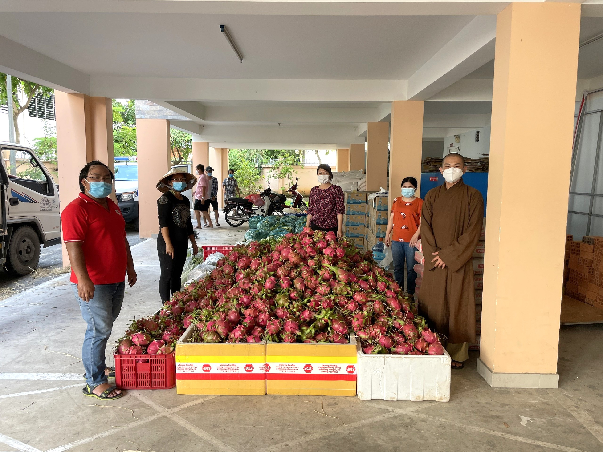 TP.HCM: Tu viện Kim Cang tiếp tục thực hiện chương trình “Chung một Vòng tay”, hỗ trợ cho bà con khu vực cách ly và lực lượng tuyến đầu chống dịch
