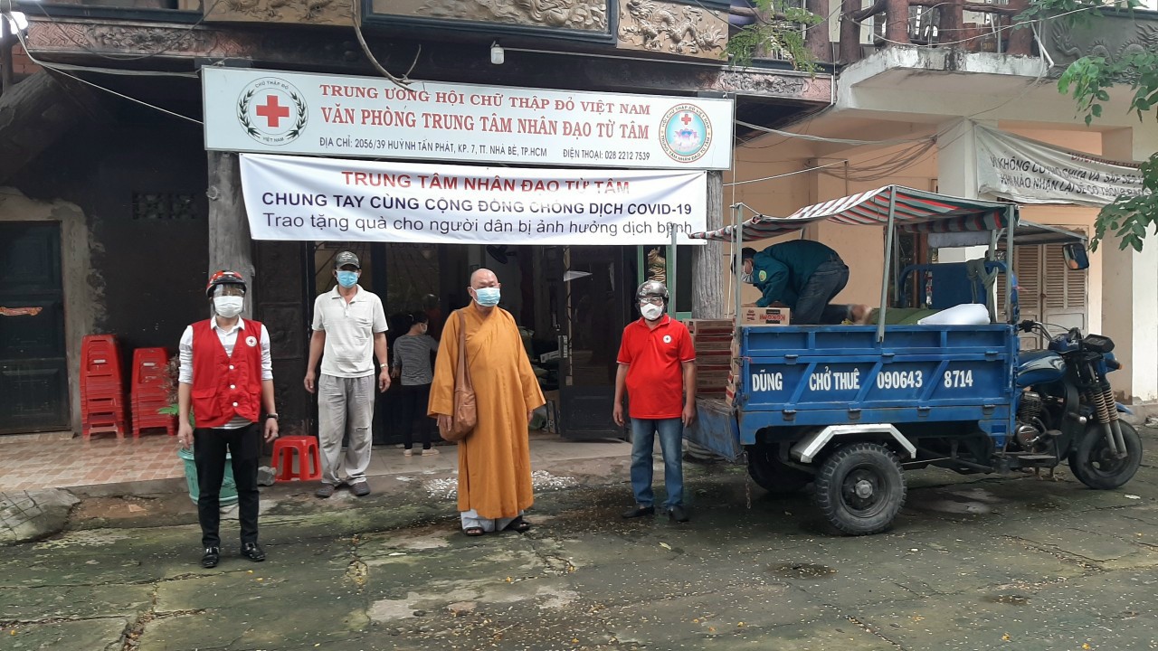 TP.HCM: Trung tâm Nhân đạo Từ Tâm trao quà nhân ngày Thương binh Liệt sĩ