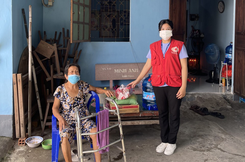 TP.HCM: Chùa Quan Âm (Q.12) trao tặng quà cho bà con khó khăn trong đại dịch