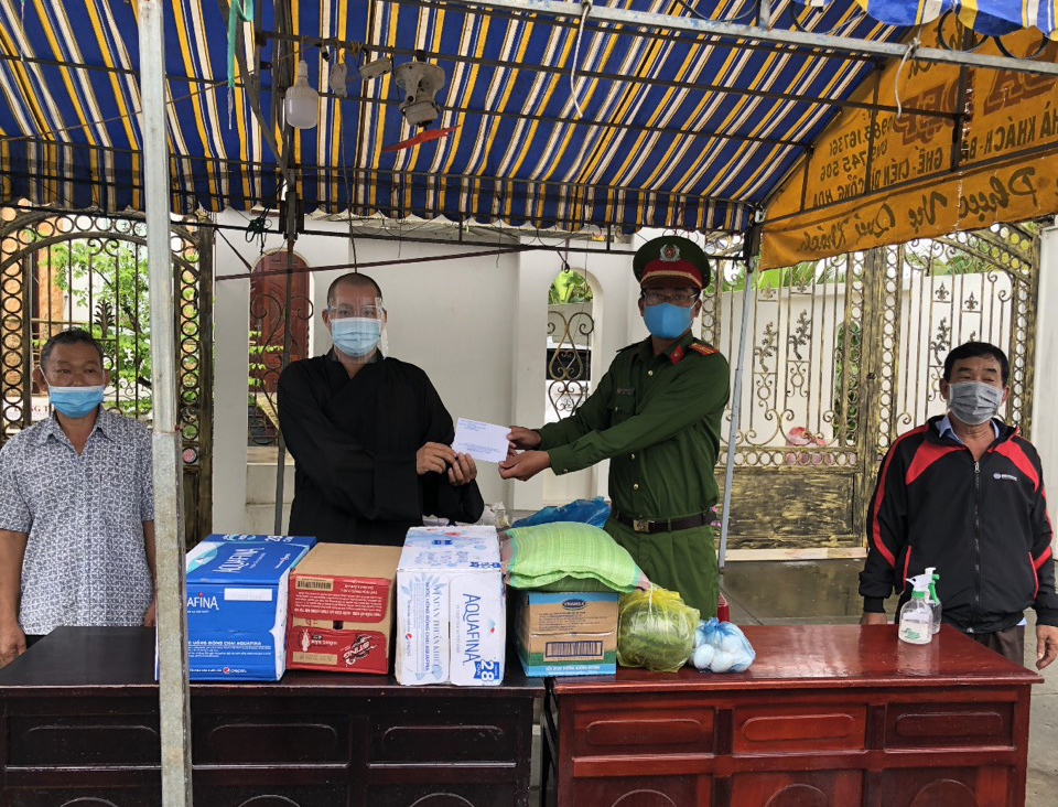 Hậu Giang: Chùa Ngọc Thiên tặng quà cho các chốt kiểm dịch và bà con khó khăn trong đại dịch Covid-19