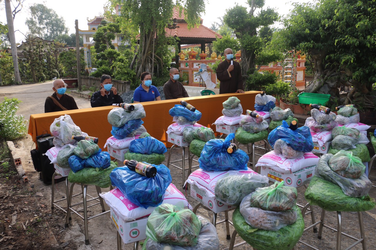 Tiền Giang: “Phiên chợ Không đồng” chùa Long Tường hỗ trợ người dân trong đại dịch Covid19