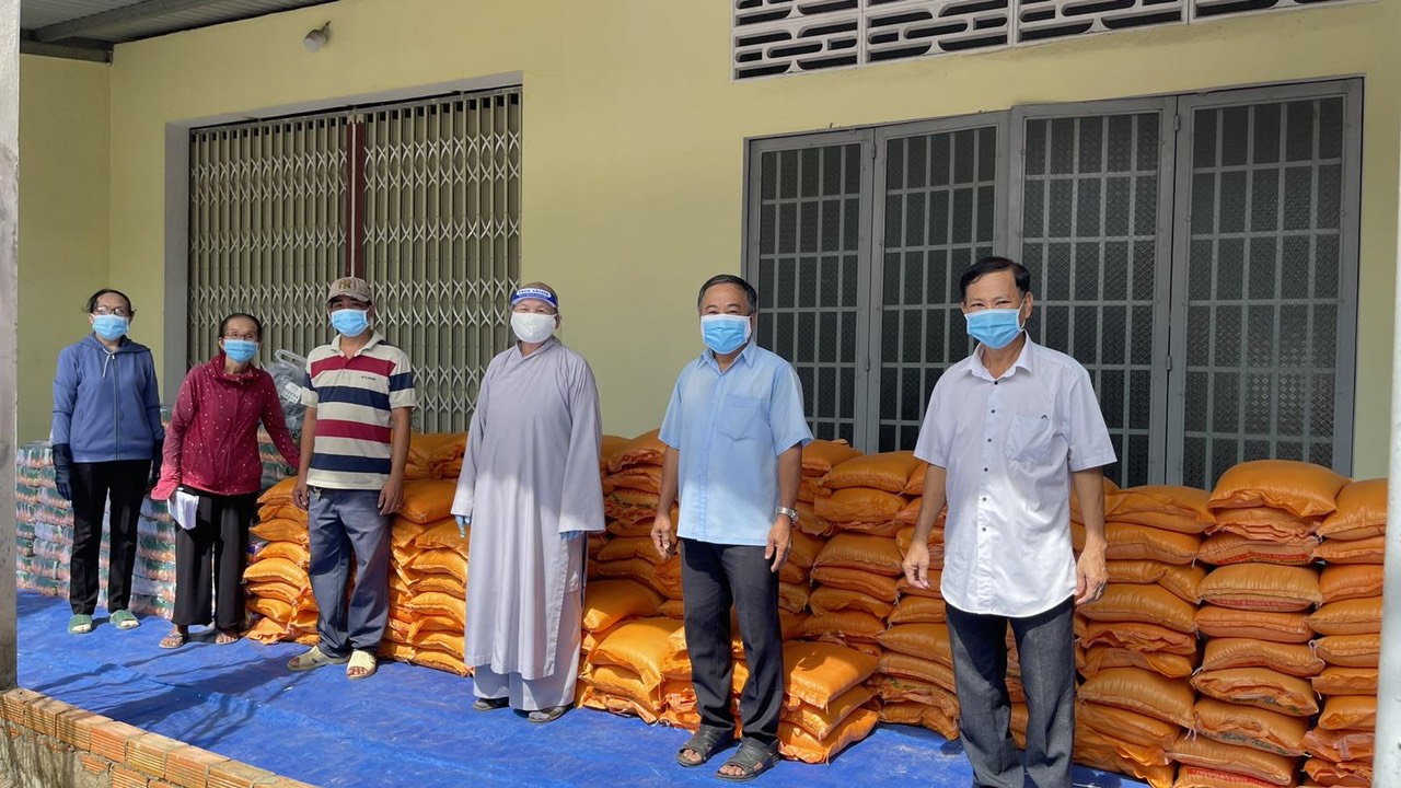 Tiền Giang: Chùa Nam An tiếp tục hỗ trợ 400 phần quà đến người dân trong đại dịch Covid 19