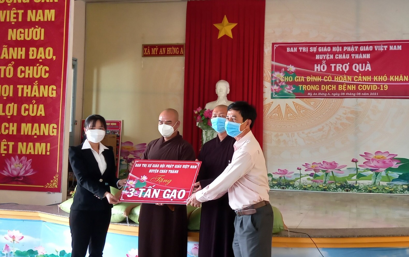 Đồng Tháp: Phật giáo huyện Châu Thành hỗ trợ quà từ thiện cho bà con huyện Lấp Vò và Cao Lãnh