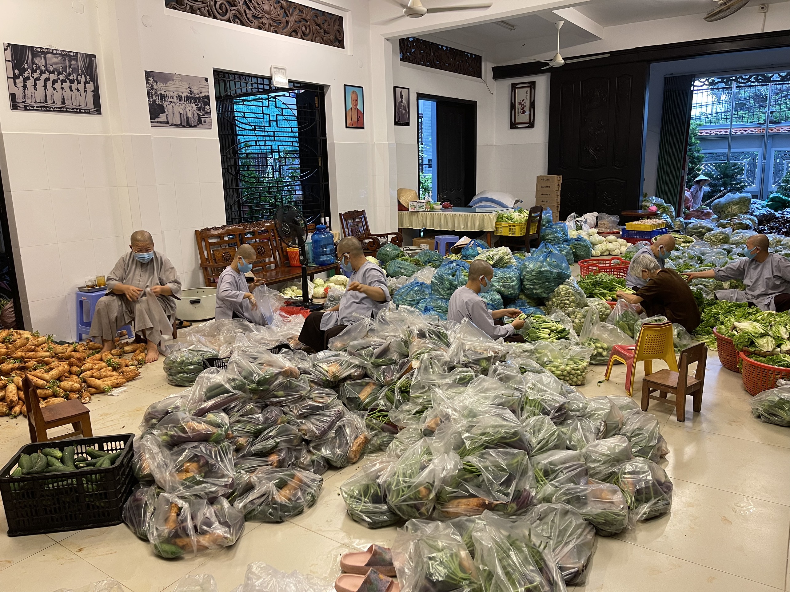 Tiền Giang: Chùa Tịnh Nghiêm phân phối hơn 20 tấn nông sản đến người dân trong đại dịch Covid