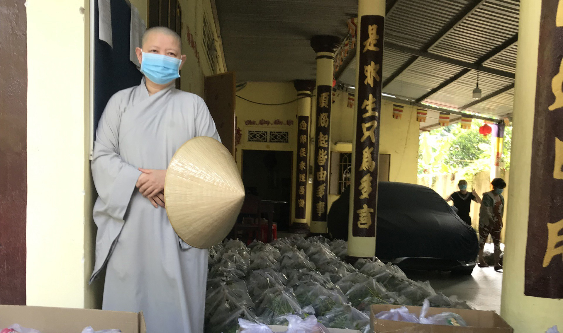 Đồng Nai: Chùa Long Hoa tặng 200 phần quà cho công nhân