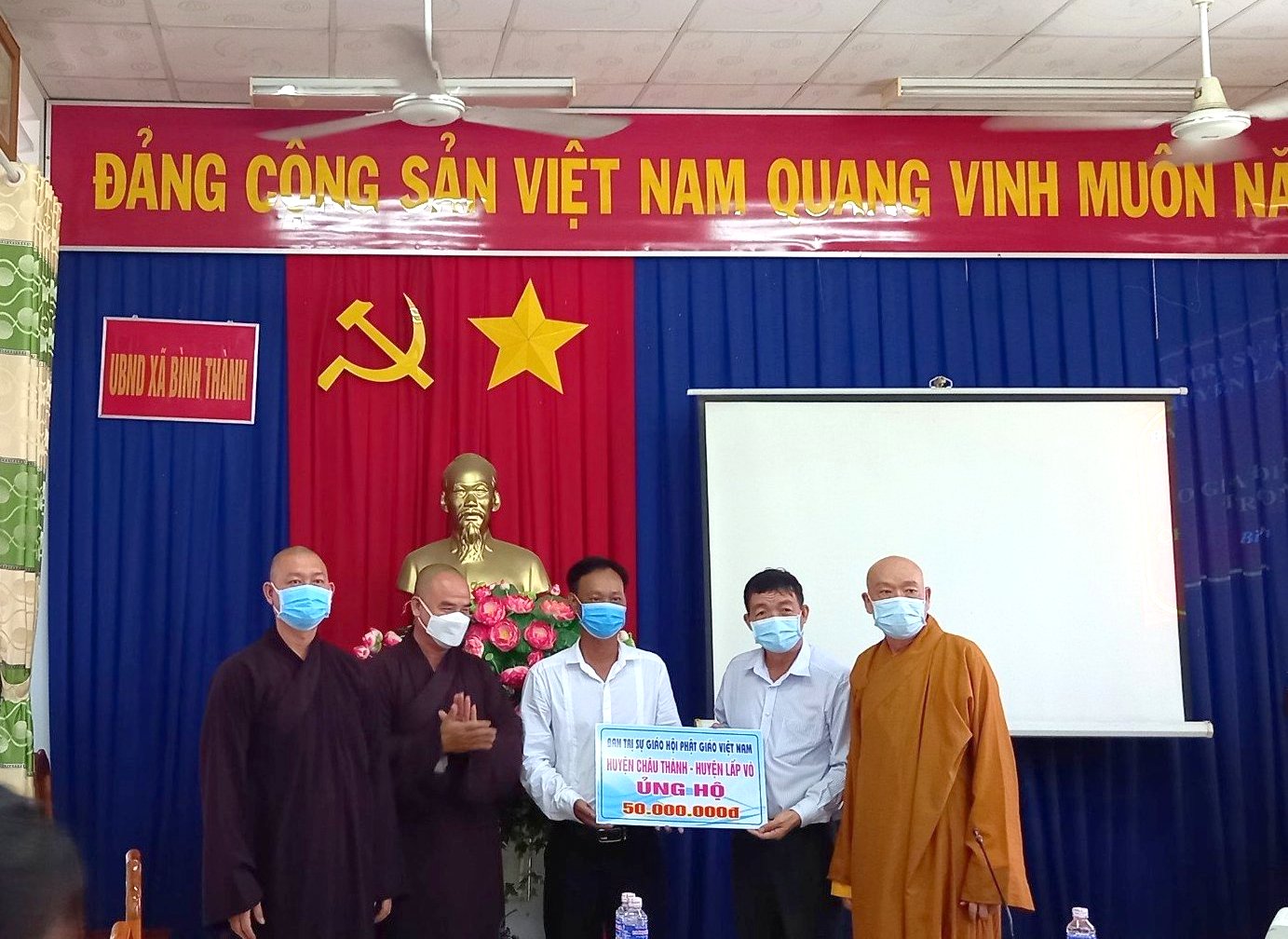 Phật giáo Đồng Tháp trao tặng quà các chốt kiểm dịch COVID-19 tại huyện Lấp Vò