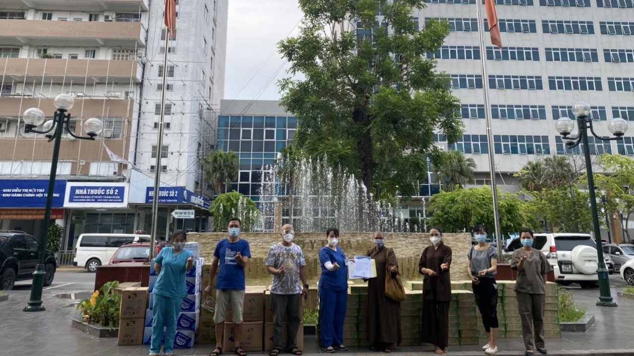 Bắc Ninh: Chùa Hợp Lễ hỗ trợ bệnh viện Thanh Nhàn và gửi 30 tấn hỗ trợ vùng tâm dịch
