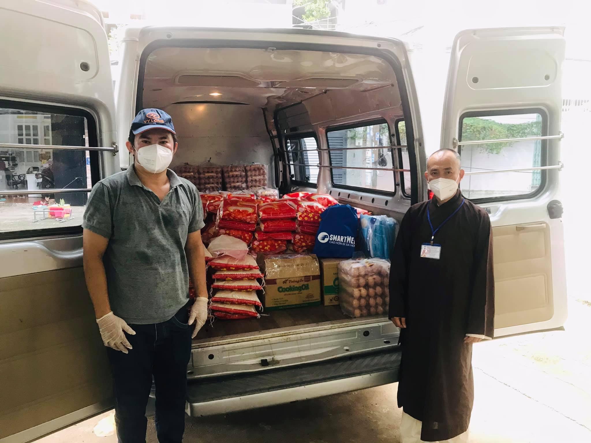 TP.HCM: ĐĐ. Thích Pháp Như trao tặng quà cho bà con khu cách ly
