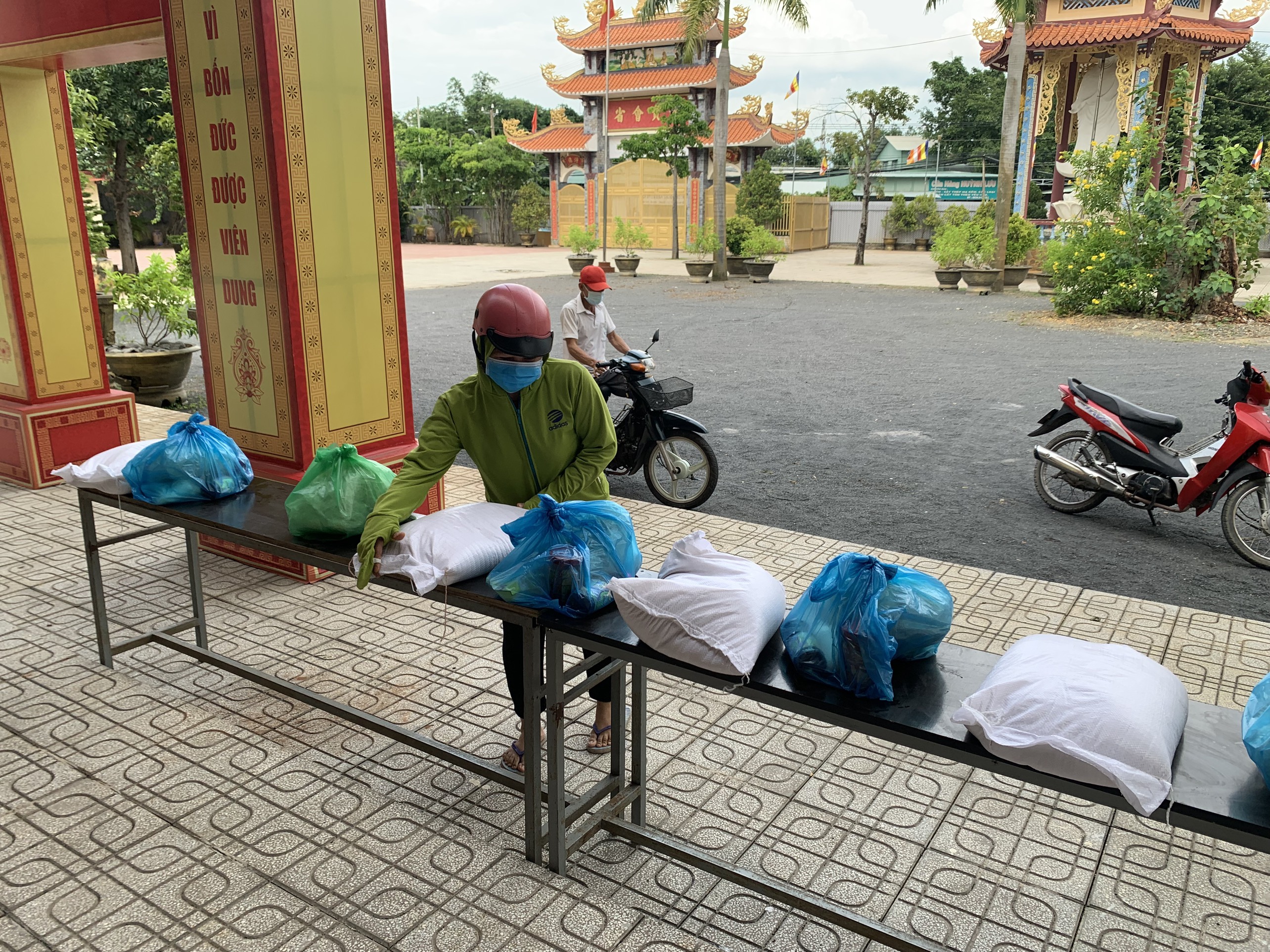 Đồng Nai: Ban Trị sự Phật giáo tỉnh tặng 500 phần quà đến người dân vùng dịch