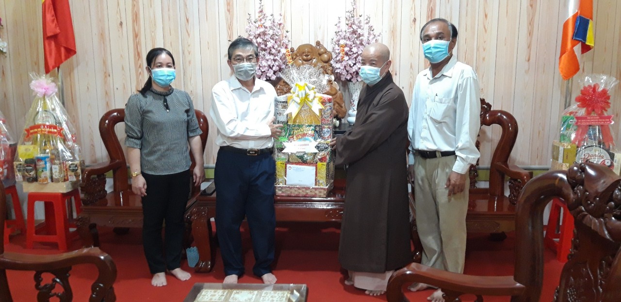 Trà Vinh: Đoàn UBMTTQVN tỉnh thăm và chúc mừng đại lễ Vu lan Báo hiếu PL.2565