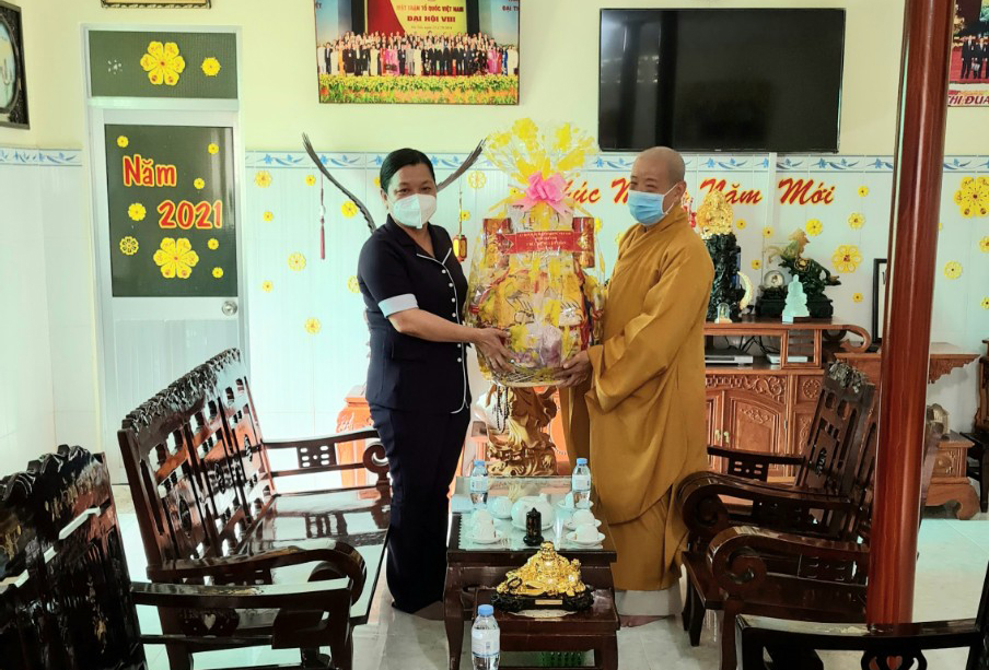 Trà Vinh: Đoàn lãnh đạo huyện Cầu Kè thăm, chúc mừng đại lễ Vu Lan đến BTS Phật giáo huyện