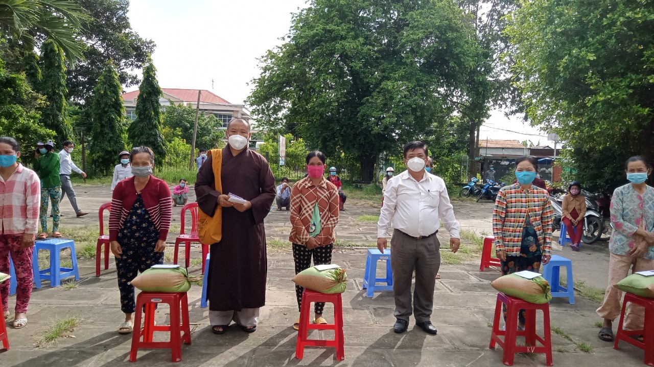 Bến Tre: Chùa Phước Lộc, Chùa Phước Long trao tặng quà cho bà con bị thiệt hại tài sản vì cơn lốc xoáy