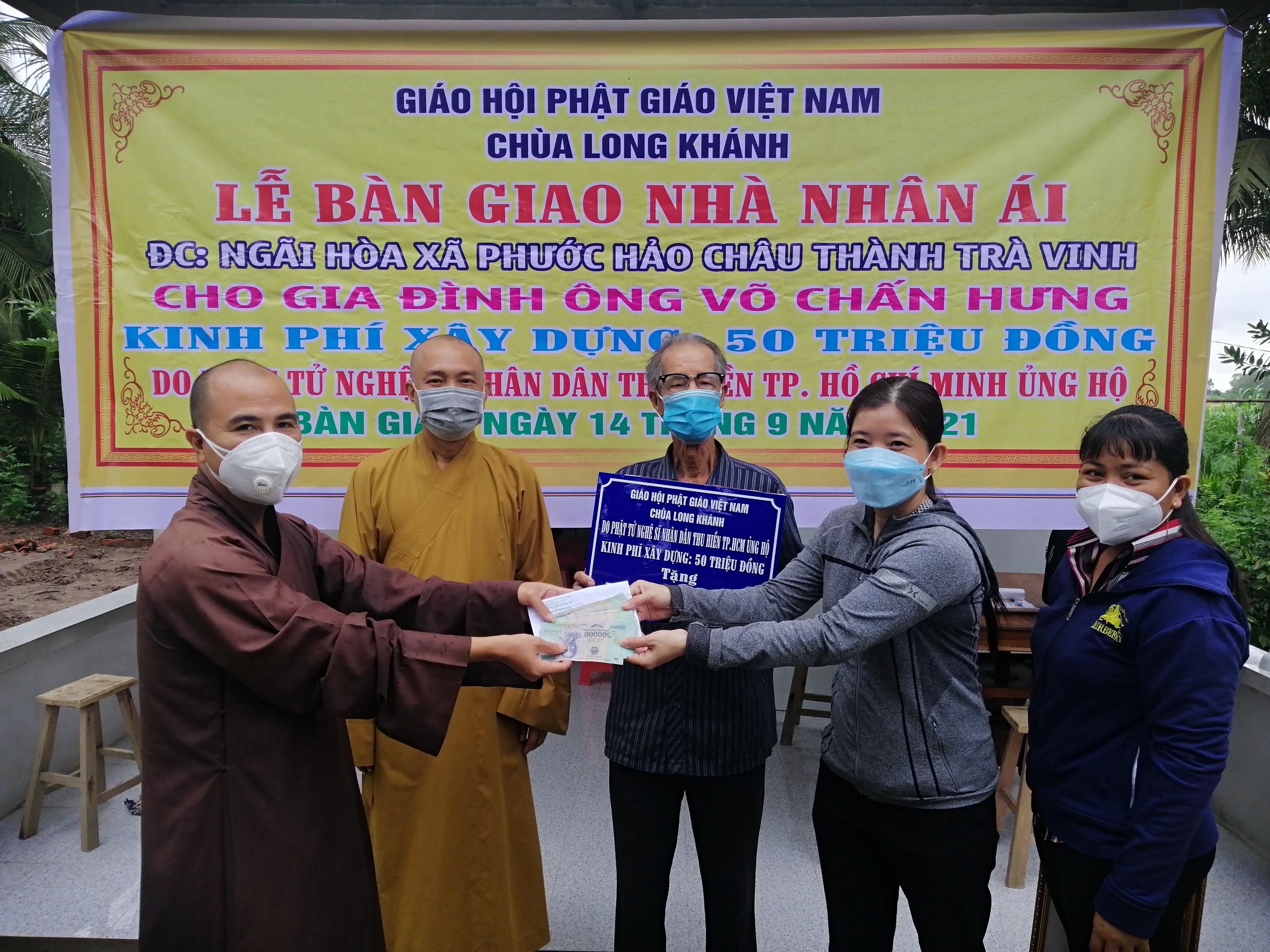 Trà Vinh: Chùa Long Khánh và chùa Vĩnh Phước bàn giao 2 căn nhà nhân ái tại huyện Châu Thành