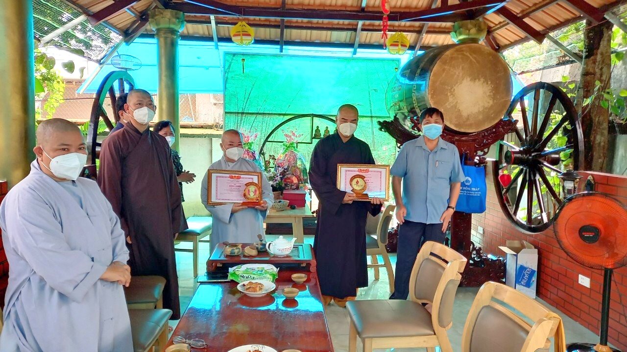 Đồng Tháp: Khen thưởng các chức sắc Phật giáo phòng, chống dịch COVID-19