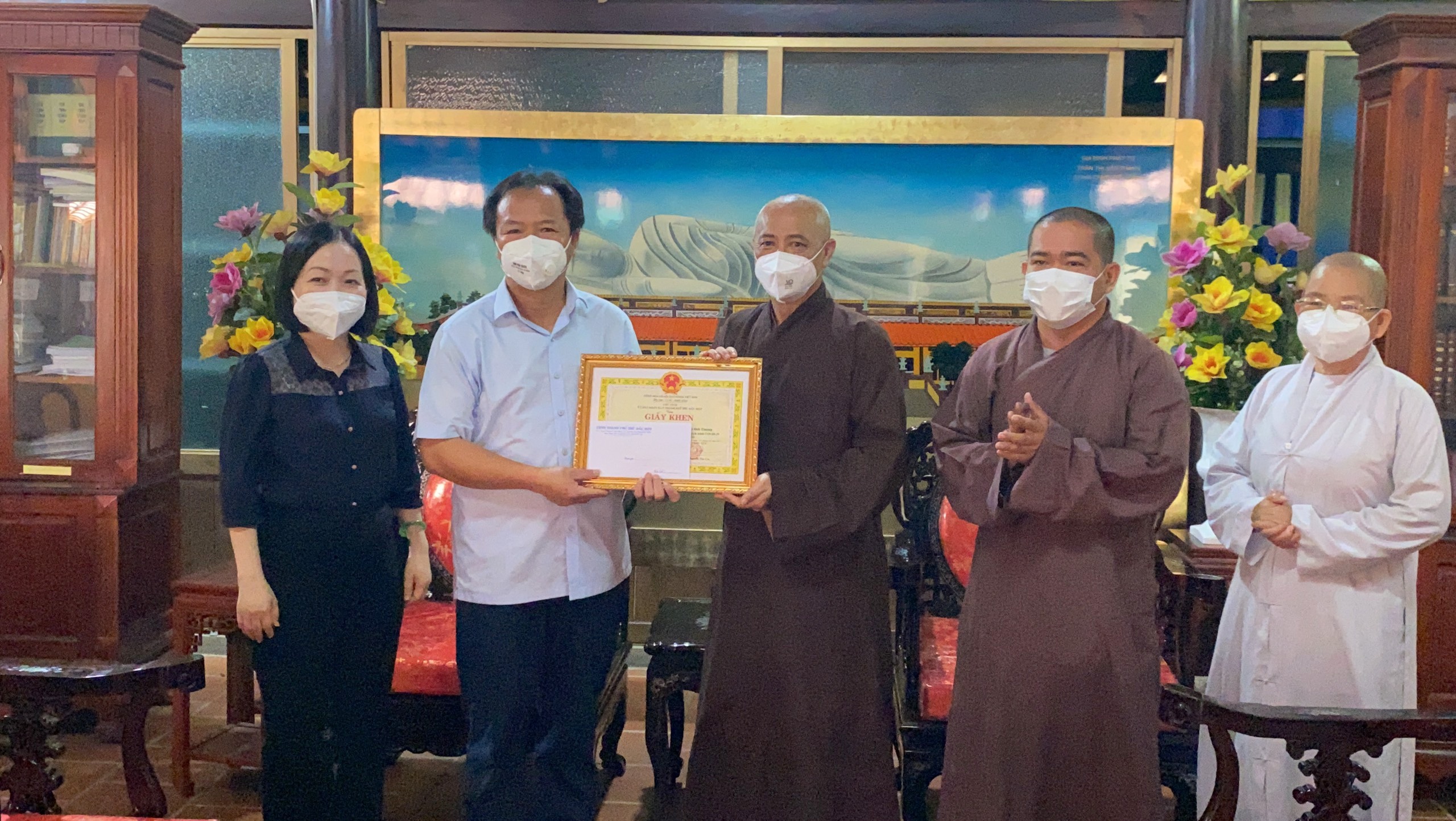 Bình Dương: Khen thưởng các chức sắc Phật giáo có nhiều đóng góp cho công tác phòng chống dịch COVID-19