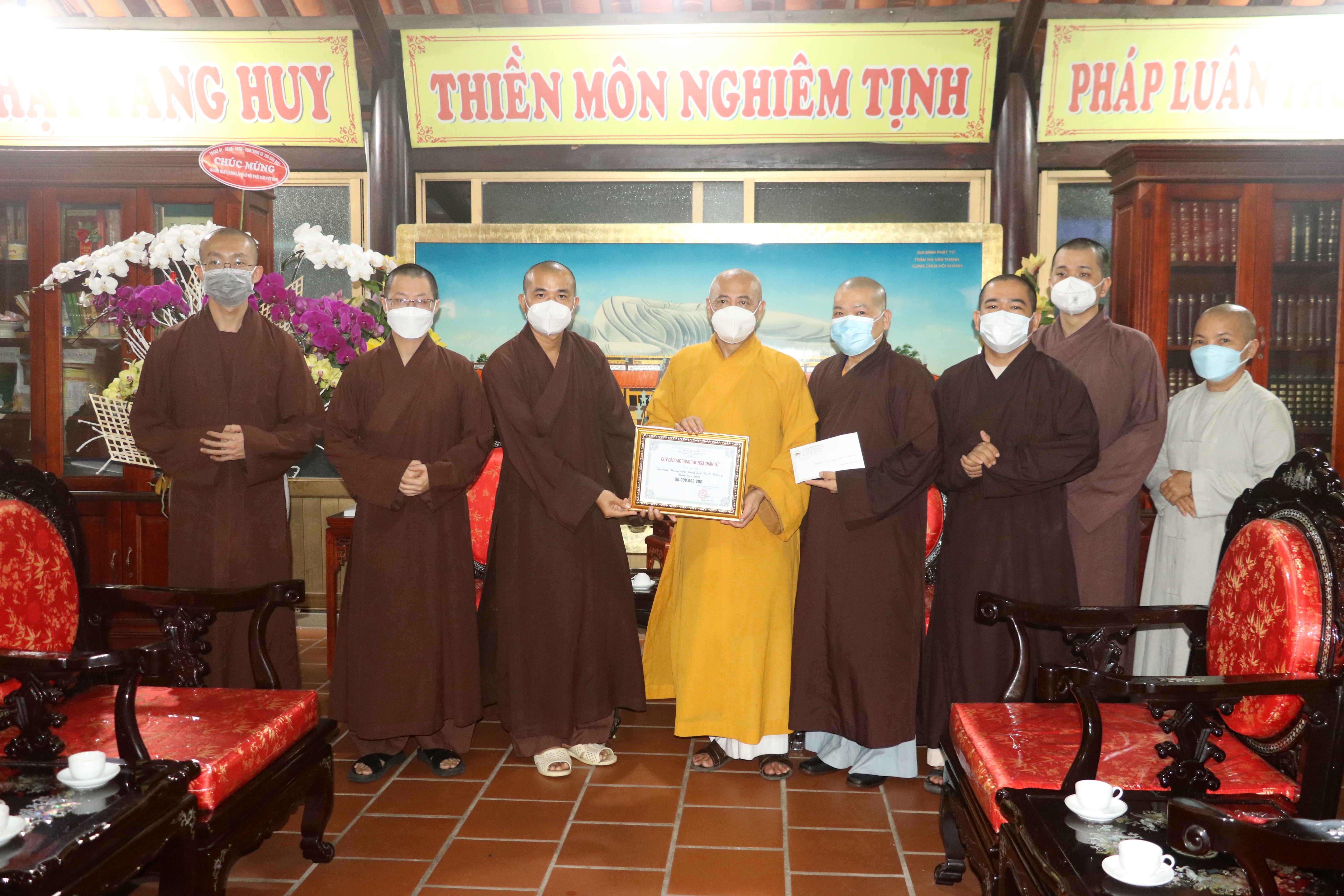 Bình Dương: Chùa Hoằng Pháp trao học bổng Ngộ Chân Tử đến trường Trung cấp Phật học tỉnh