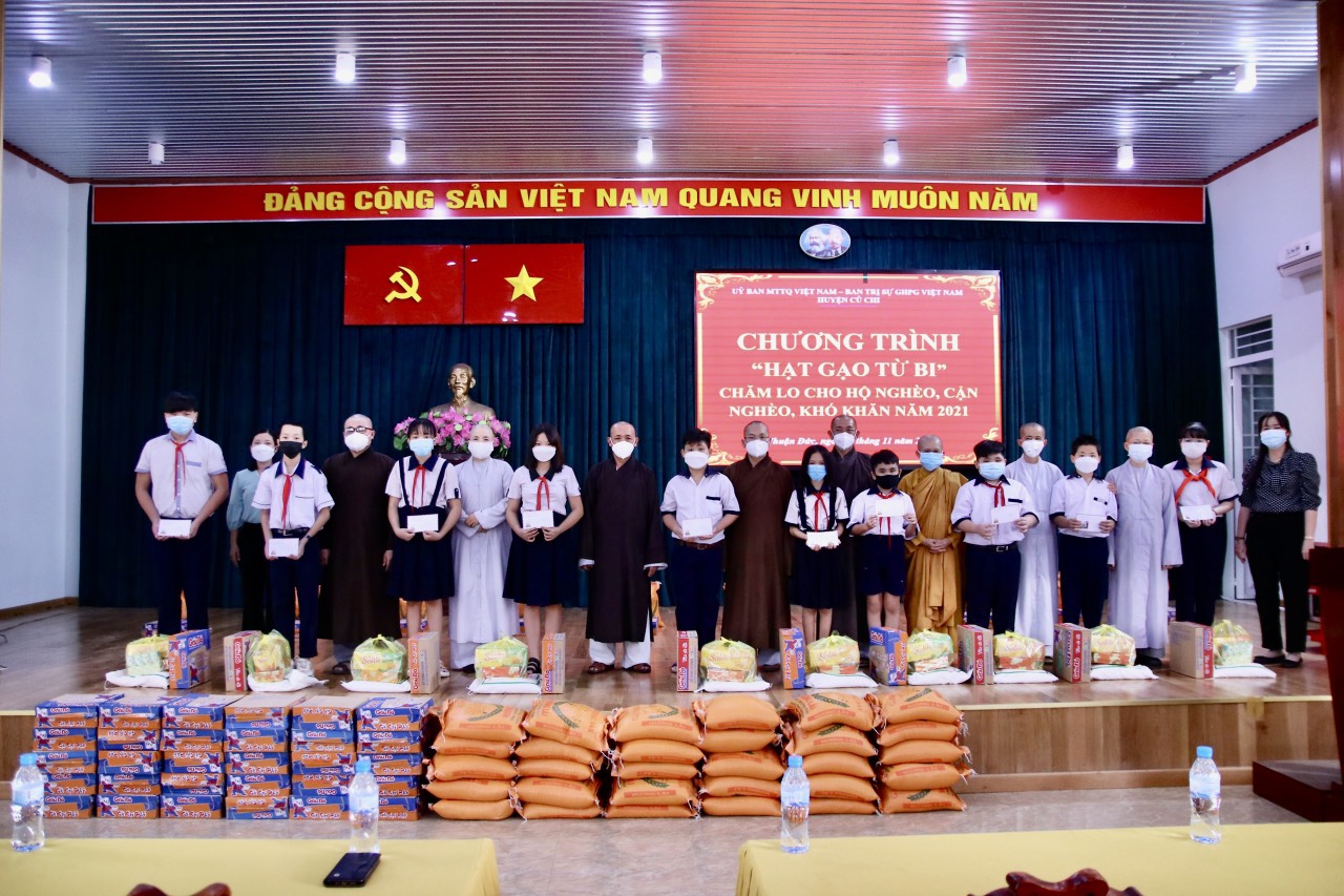 TP.HCM: Ban Trị sự GHPGVN huyện Củ Chi trao quà đợt 2, chương trình “Hạt gạo Từ bi”.