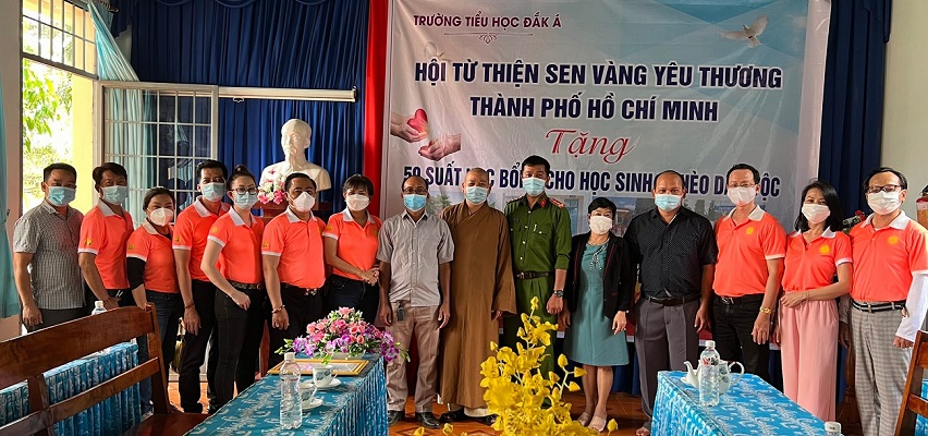 Bình Phước: Chi hội Sen Vàng Yêu Thương trao 50 suất học bổng cho học sinh trường tiểu học Đắk Á