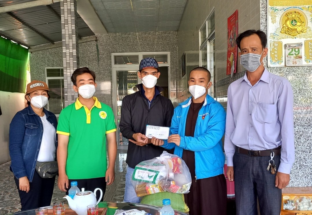 Long An: CLB thiện nguyện Cỏ Bốn Lá tiếp nối chuỗi chương trình "Xuân yêu thương" hỗ trợ trẻ em mồ côi tại huyện Tân Hưng, Mộc Hoá và Tân Thạnh